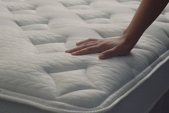 Leesa Sapira Chill Hybrid Plush